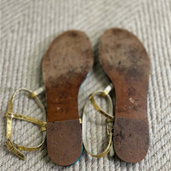 Avec Moderation Gold T-Strap Thong Flat Sandals - size 8 1/2 - Picture 3 of 3